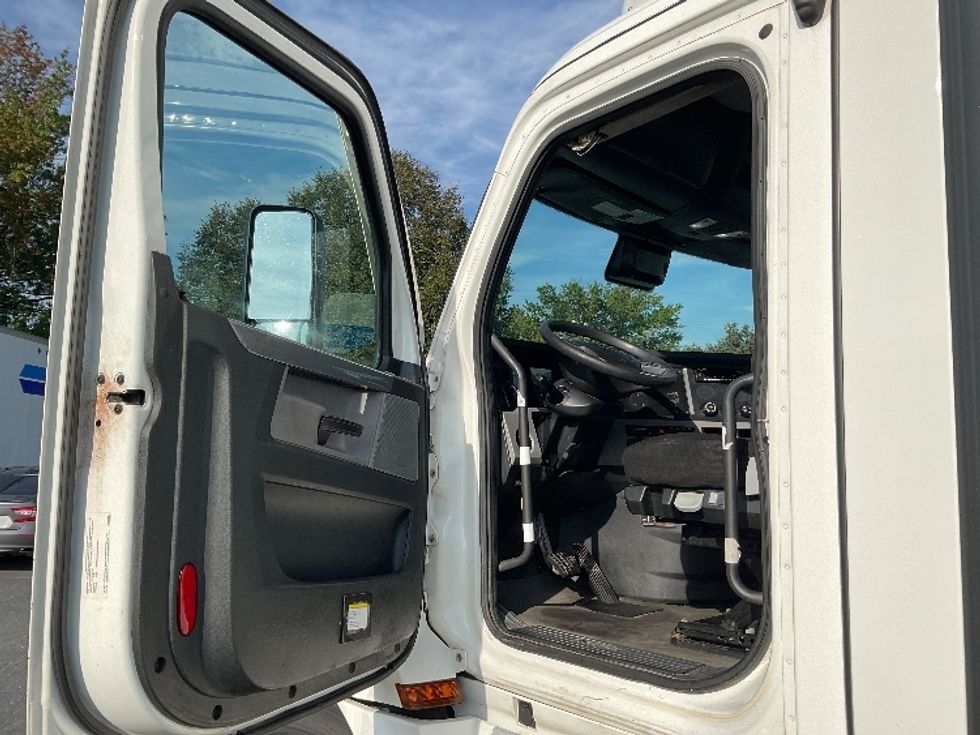 Day Cab Tractor-Heavy Duty Tractors-Freightliner-2022-T12664ST-Dayton-NJ-727,495\n\t\tmiles-$ 30,000 - Image 9
