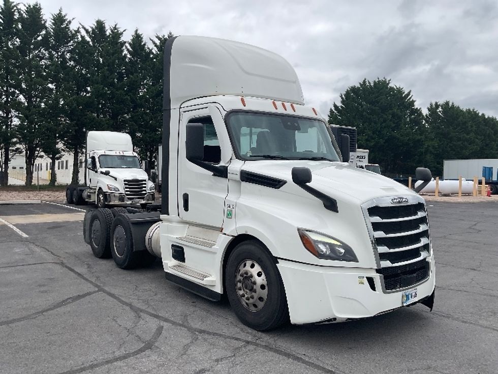 Using Light Box 2022 Freightliner T12664ST Day Cab Tractor