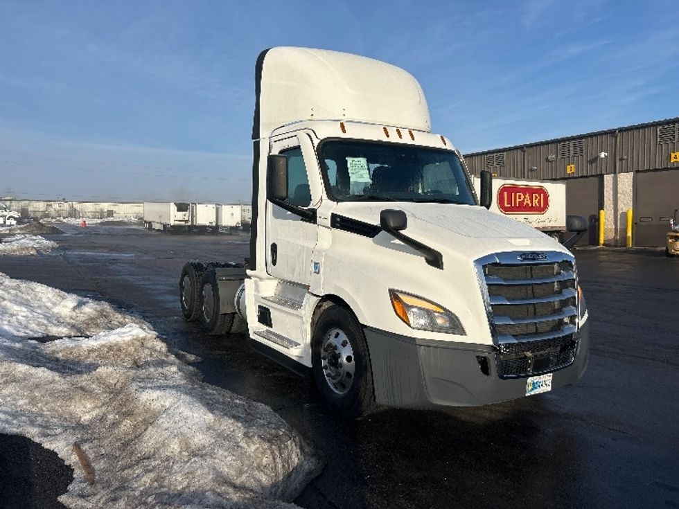 Day Cab Tractor-Heavy Duty Tractors-Freightliner-2022-T12664ST-Dayton-OH-643,680\n\t\tmiles-$ 32,250 - Image 1