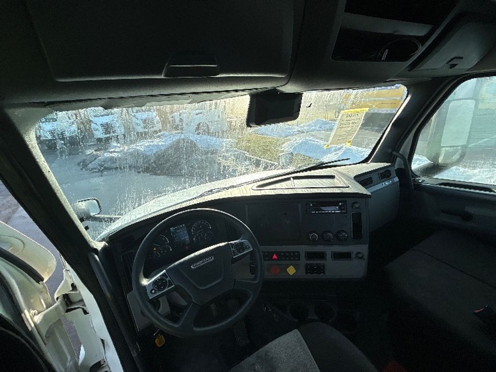 Day Cab Tractor-Heavy Duty Tractors-Freightliner-2022-T12664ST-Dayton-OH-643,680\n\t\tmiles-$ 32,250 - Image 11