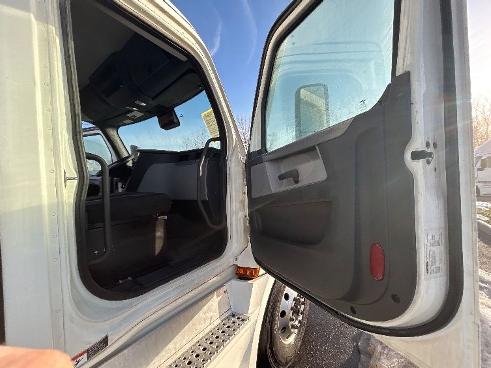 Day Cab Tractor-Heavy Duty Tractors-Freightliner-2022-T12664ST-Dayton-OH-643,680\n\t\tmiles-$ 32,250 - Image 12