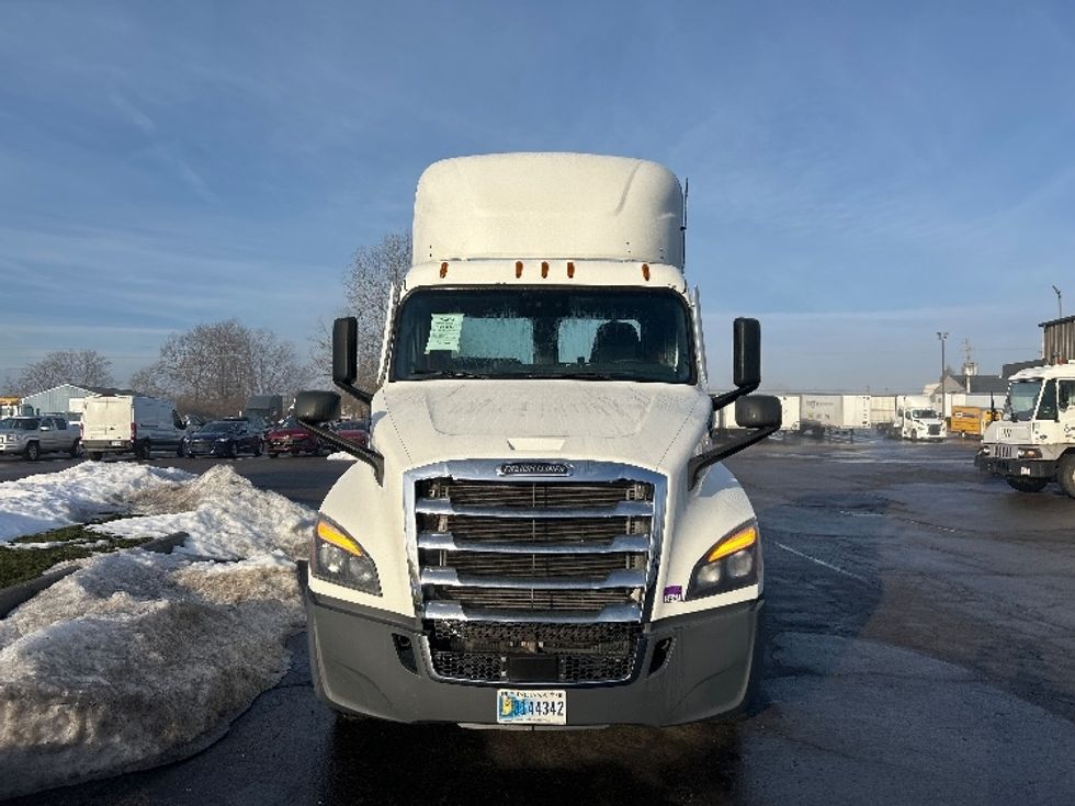 Day Cab Tractor-Heavy Duty Tractors-Freightliner-2022-T12664ST-Dayton-OH-643,680\n\t\tmiles-$ 32,250 - Image 2