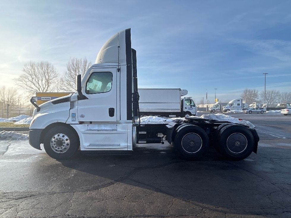 Day Cab Tractor-Heavy Duty Tractors-Freightliner-2022-T12664ST-Dayton-OH-643,680\n\t\tmiles-$ 32,250 - Image 4