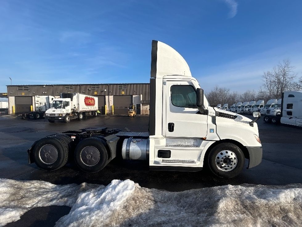 Day Cab Tractor-Heavy Duty Tractors-Freightliner-2022-T12664ST-Dayton-OH-643,680\n\t\tmiles-$ 32,250 - Image 8