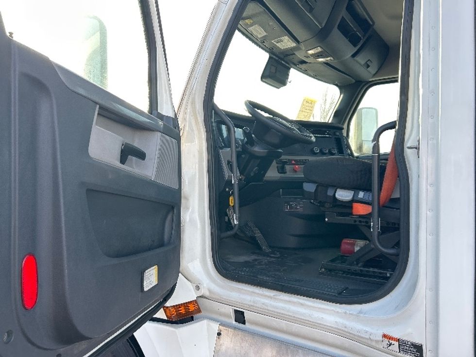 Day Cab Tractor-Heavy Duty Tractors-Freightliner-2022-T12664ST-Dayton-OH-643,680\n\t\tmiles-$ 32,250 - Image 9