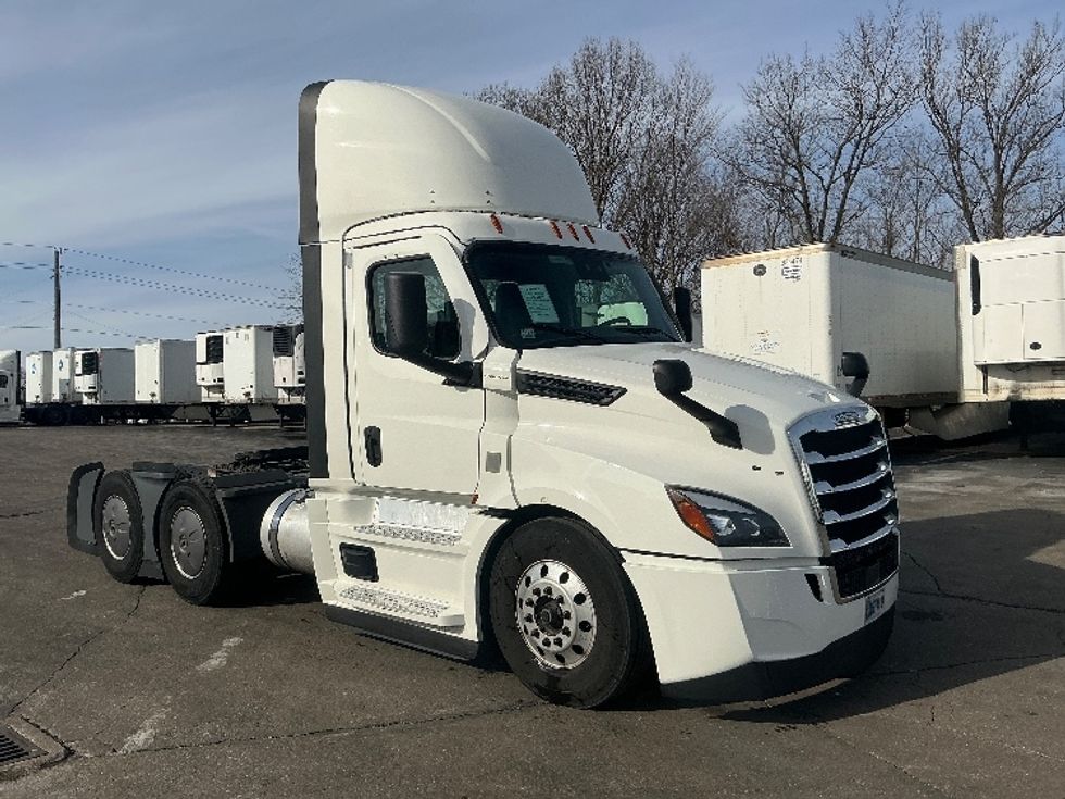 Day Cab Tractor-Heavy Duty Tractors-Freightliner-2022-T12664ST-Dayton-OH-660,628\n\t\tmiles-$ 30,250 - Image 1