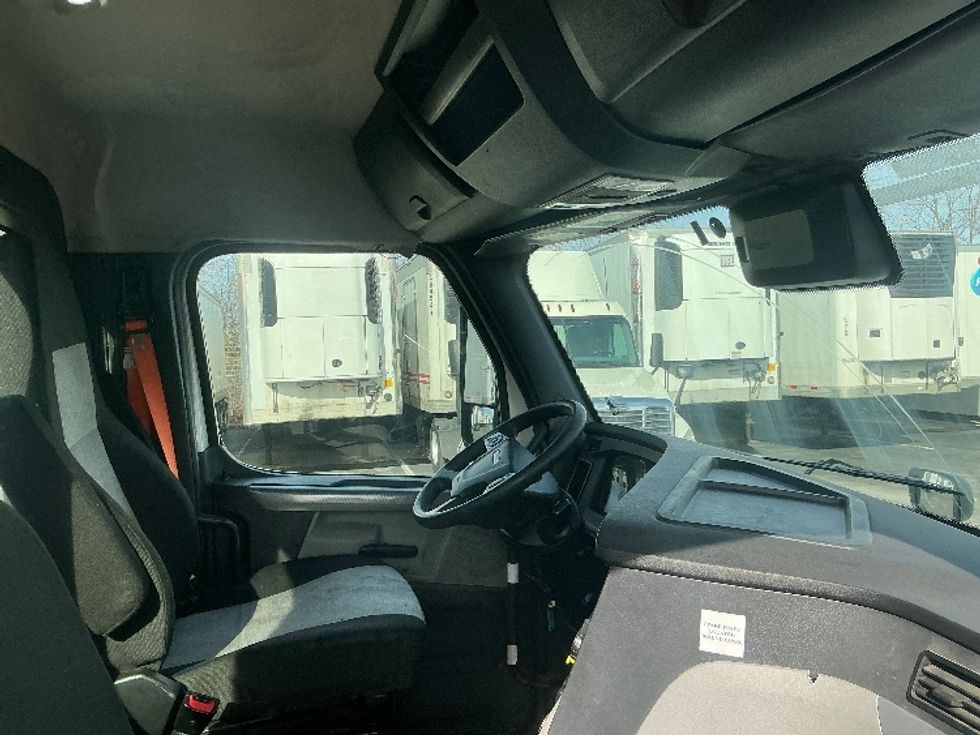 Day Cab Tractor-Heavy Duty Tractors-Freightliner-2022-T12664ST-Dayton-OH-660,628\n\t\tmiles-$ 30,250 - Image 14