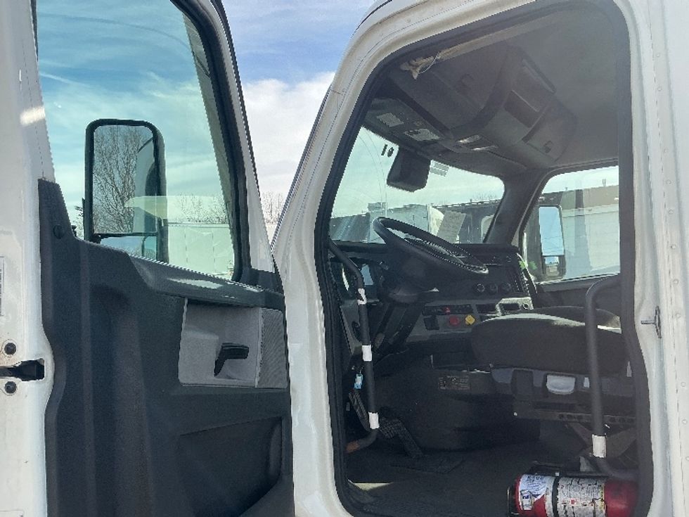 Day Cab Tractor-Heavy Duty Tractors-Freightliner-2022-T12664ST-Dayton-OH-660,628\n\t\tmiles-$ 30,250 - Image 9