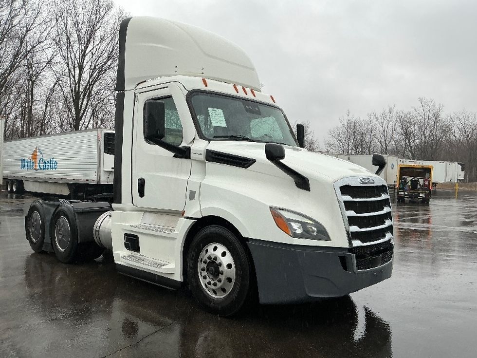 Day Cab Tractor-Heavy Duty Tractors-Freightliner-2022-T12664ST-Dayton-OH-701,680\n\t\tmiles-$ 29,000 - Image 1