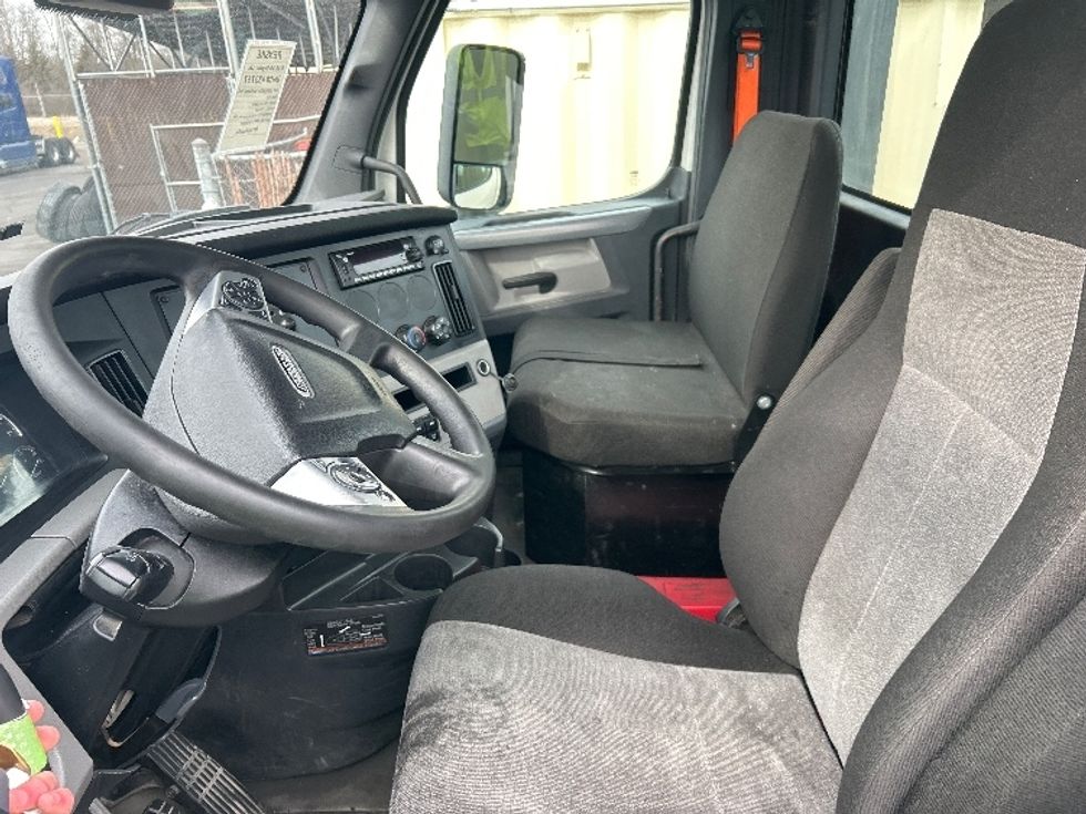 Day Cab Tractor-Heavy Duty Tractors-Freightliner-2022-T12664ST-Dayton-OH-701,680\n\t\tmiles-$ 29,000 - Image 10