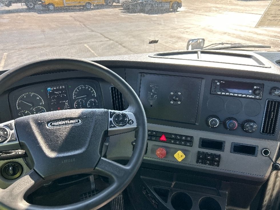 Day Cab Tractor-Heavy Duty Tractors-Freightliner-2022-T12664ST-Dayton-OH-701,680\n\t\tmiles-$ 29,000 - Image 11