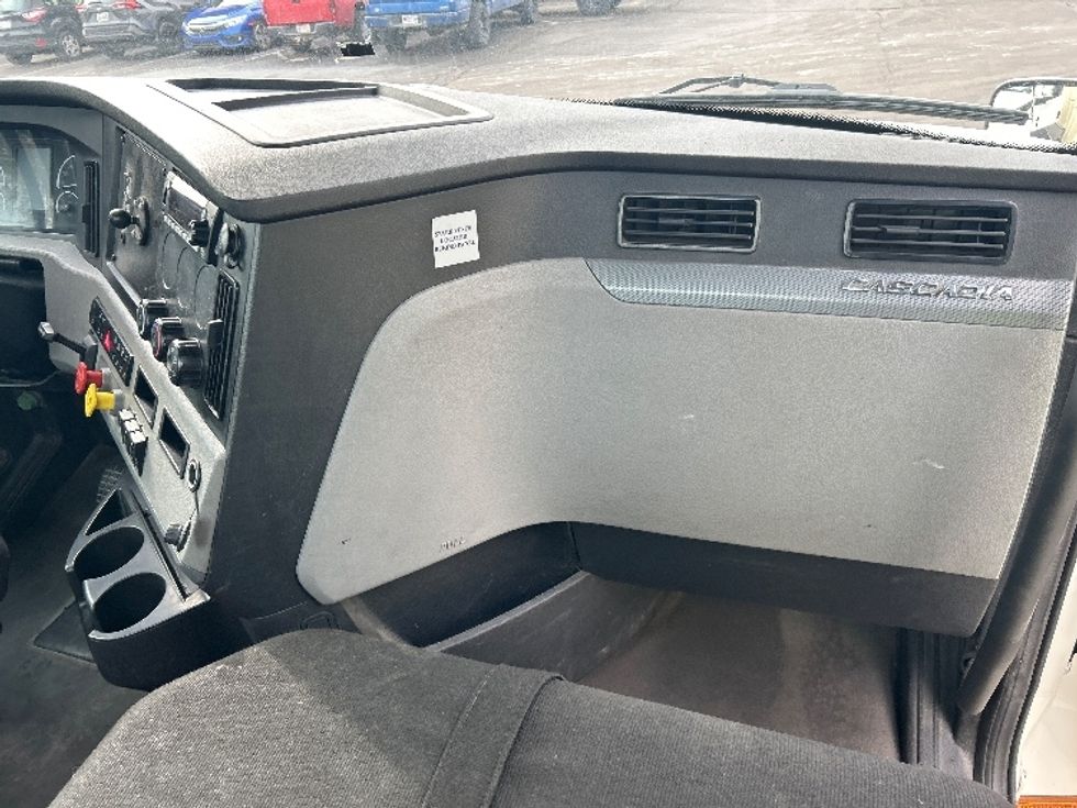 Day Cab Tractor-Heavy Duty Tractors-Freightliner-2022-T12664ST-Dayton-OH-701,680\n\t\tmiles-$ 29,000 - Image 13