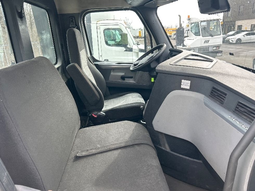 Day Cab Tractor-Heavy Duty Tractors-Freightliner-2022-T12664ST-Dayton-OH-701,680\n\t\tmiles-$ 29,000 - Image 14