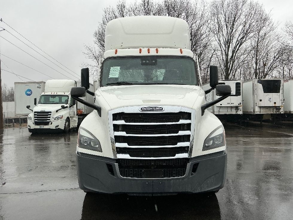 Day Cab Tractor-Heavy Duty Tractors-Freightliner-2022-T12664ST-Dayton-OH-701,680\n\t\tmiles-$ 29,000 - Image 2