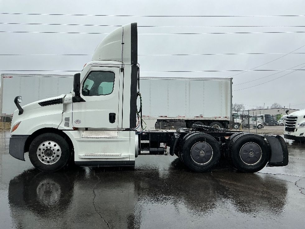 Day Cab Tractor-Heavy Duty Tractors-Freightliner-2022-T12664ST-Dayton-OH-701,680\n\t\tmiles-$ 29,000 - Image 4