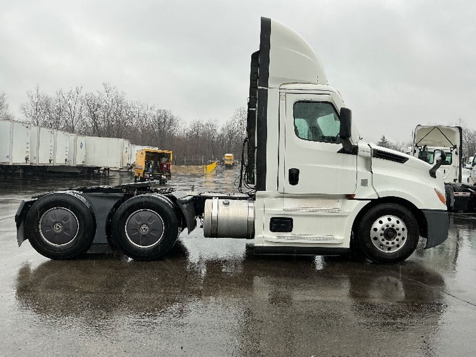 Day Cab Tractor-Heavy Duty Tractors-Freightliner-2022-T12664ST-Dayton-OH-701,680\n\t\tmiles-$ 29,000 - Image 8