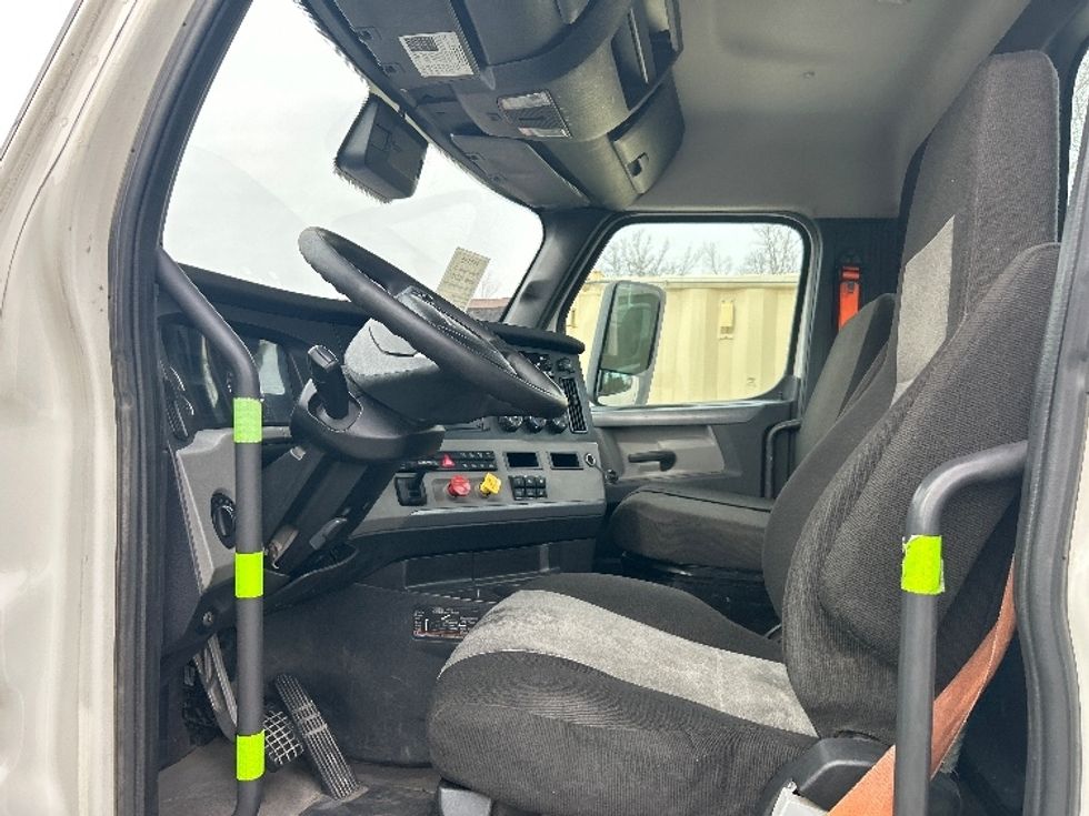 Day Cab Tractor-Heavy Duty Tractors-Freightliner-2022-T12664ST-Dayton-OH-701,680\n\t\tmiles-$ 29,000 - Image 9