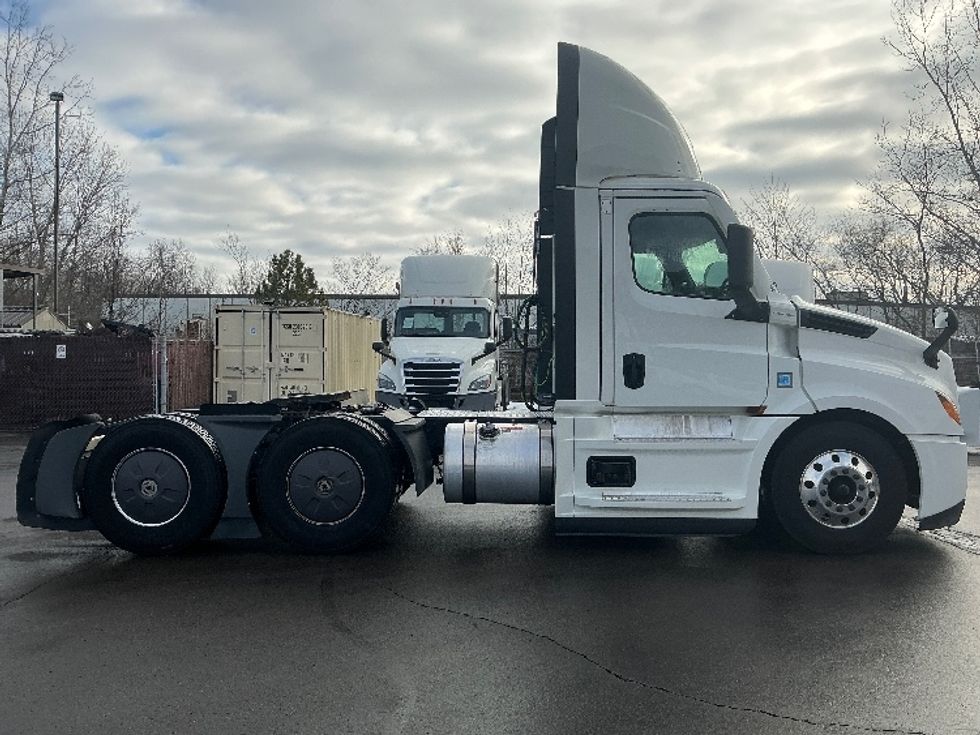 Day Cab Tractor-Heavy Duty Tractors-Freightliner-2022-T12664ST-Dayton-OH-703,217\n\t\tmiles-$ 29,000 - Image 8