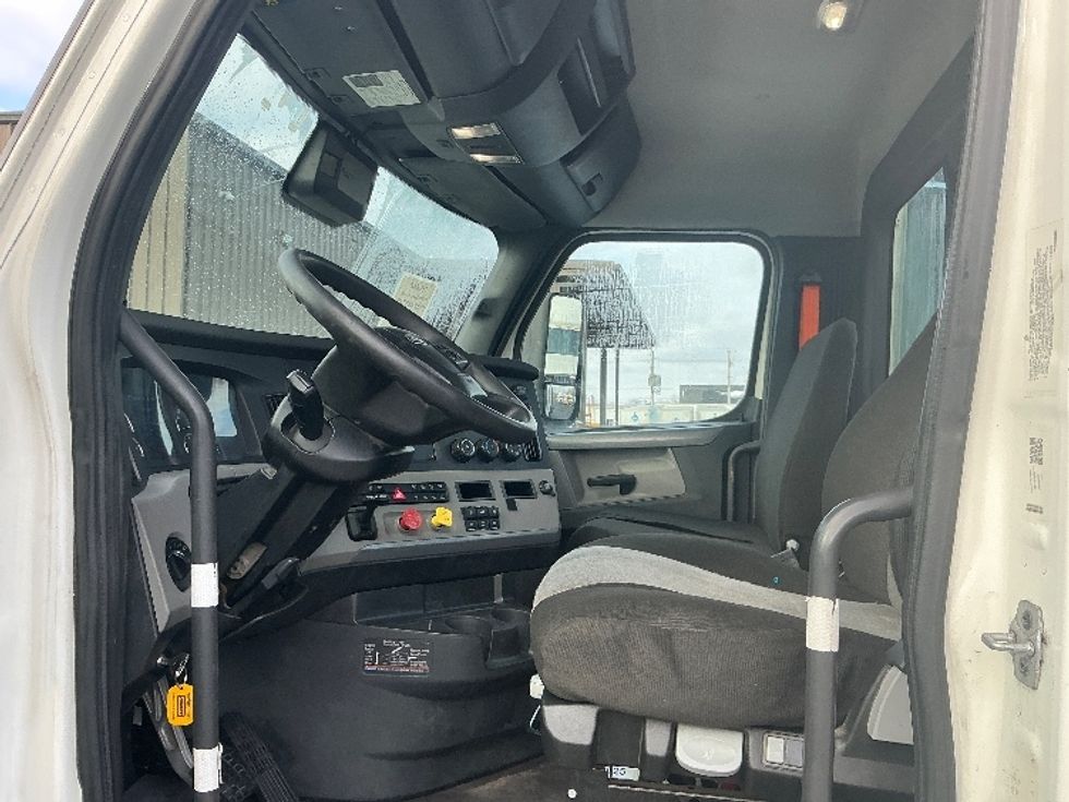 Day Cab Tractor-Heavy Duty Tractors-Freightliner-2022-T12664ST-Dayton-OH-703,217\n\t\tmiles-$ 29,000 - Image 9