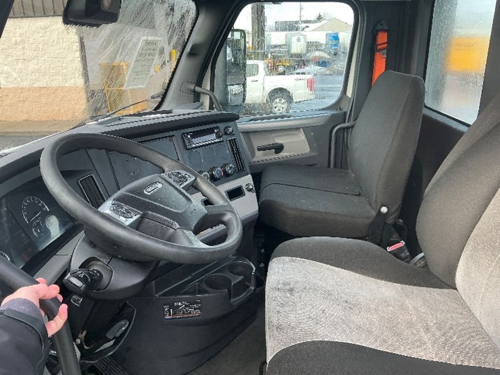 Day Cab Tractor-Heavy Duty Tractors-Freightliner-2022-T12664ST-Dayton-OH-727,145\n\t\tmiles-$ 29,000 - Image 10