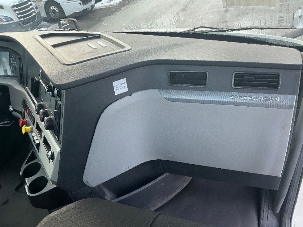 Day Cab Tractor-Heavy Duty Tractors-Freightliner-2022-T12664ST-Dayton-OH-727,145\n\t\tmiles-$ 29,000 - Image 13