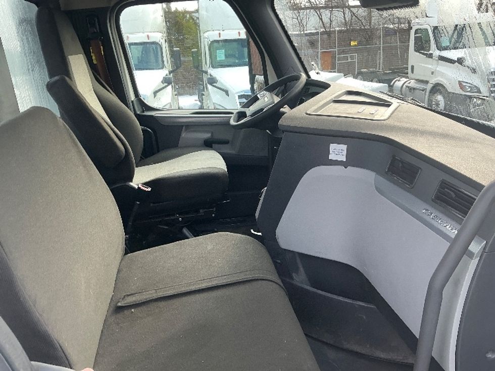 Day Cab Tractor-Heavy Duty Tractors-Freightliner-2022-T12664ST-Dayton-OH-727,145\n\t\tmiles-$ 29,000 - Image 14