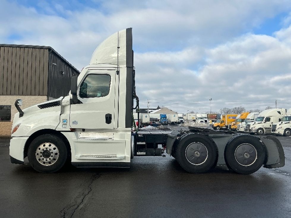 Day Cab Tractor-Heavy Duty Tractors-Freightliner-2022-T12664ST-Dayton-OH-727,145\n\t\tmiles-$ 29,000 - Image 4