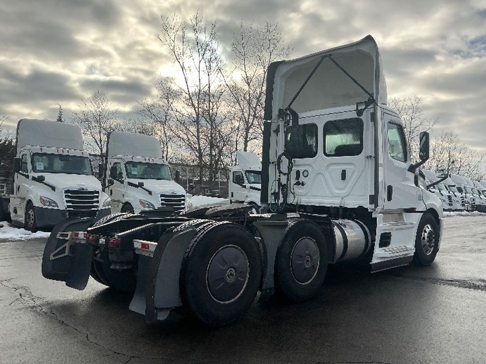 Day Cab Tractor-Heavy Duty Tractors-Freightliner-2022-T12664ST-Dayton-OH-727,145\n\t\tmiles-$ 29,000 - Image 7