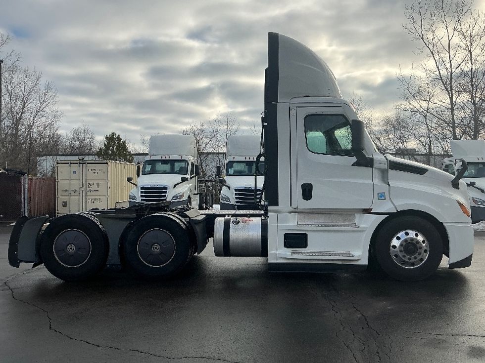 Day Cab Tractor-Heavy Duty Tractors-Freightliner-2022-T12664ST-Dayton-OH-727,145\n\t\tmiles-$ 29,000 - Image 8