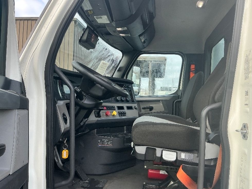 Day Cab Tractor-Heavy Duty Tractors-Freightliner-2022-T12664ST-Dayton-OH-727,145\n\t\tmiles-$ 29,000 - Image 9