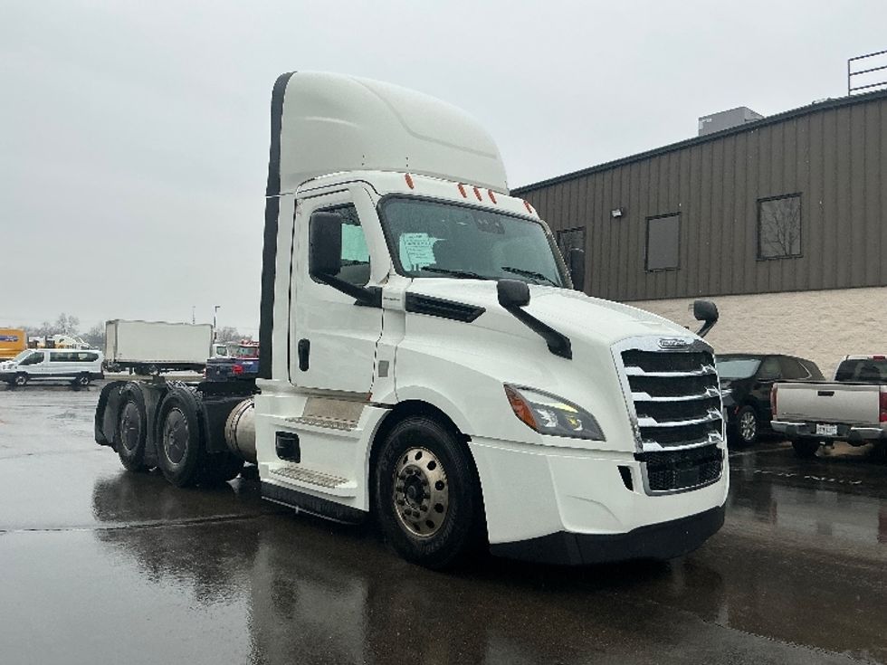 Day Cab Tractor-Heavy Duty Tractors-Freightliner-2022-T12664ST-Dayton-OH-761,886\n\t\tmiles-$ 29,000 - Image 1