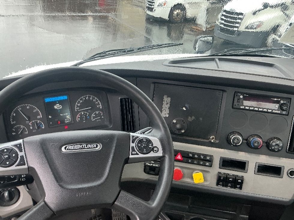 Day Cab Tractor-Heavy Duty Tractors-Freightliner-2022-T12664ST-Dayton-OH-761,886\n\t\tmiles-$ 29,000 - Image 11