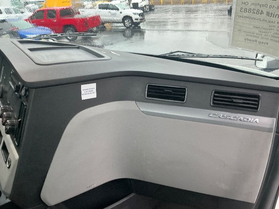 Day Cab Tractor-Heavy Duty Tractors-Freightliner-2022-T12664ST-Dayton-OH-761,886\n\t\tmiles-$ 29,000 - Image 13