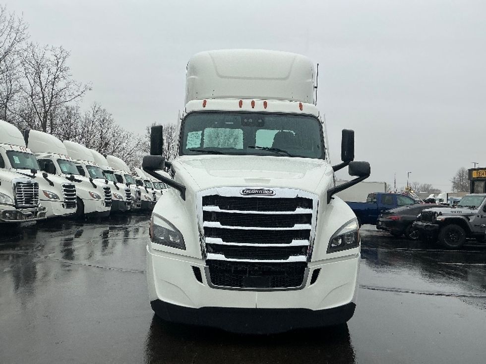 Day Cab Tractor-Heavy Duty Tractors-Freightliner-2022-T12664ST-Dayton-OH-761,886\n\t\tmiles-$ 29,000 - Image 2