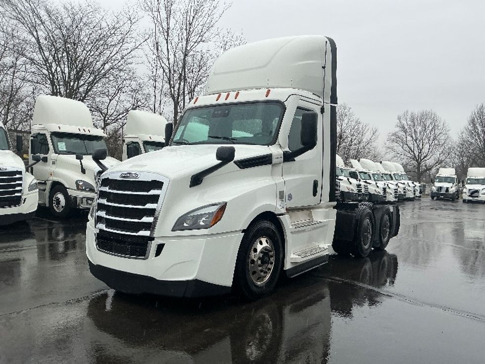 Day Cab Tractor-Heavy Duty Tractors-Freightliner-2022-T12664ST-Dayton-OH-761,886\n\t\tmiles-$ 29,000 - Image 3