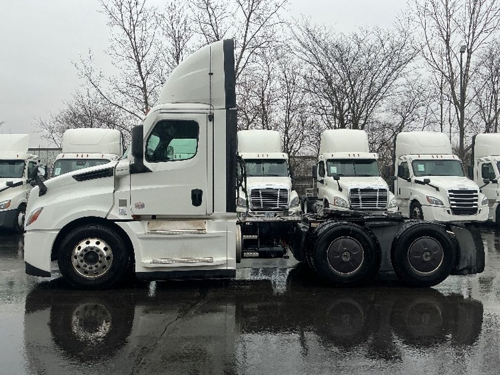 Day Cab Tractor-Heavy Duty Tractors-Freightliner-2022-T12664ST-Dayton-OH-761,886\n\t\tmiles-$ 29,000 - Image 4
