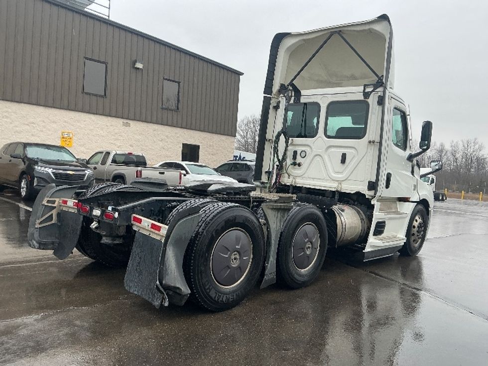 Day Cab Tractor-Heavy Duty Tractors-Freightliner-2022-T12664ST-Dayton-OH-761,886\n\t\tmiles-$ 29,000 - Image 7