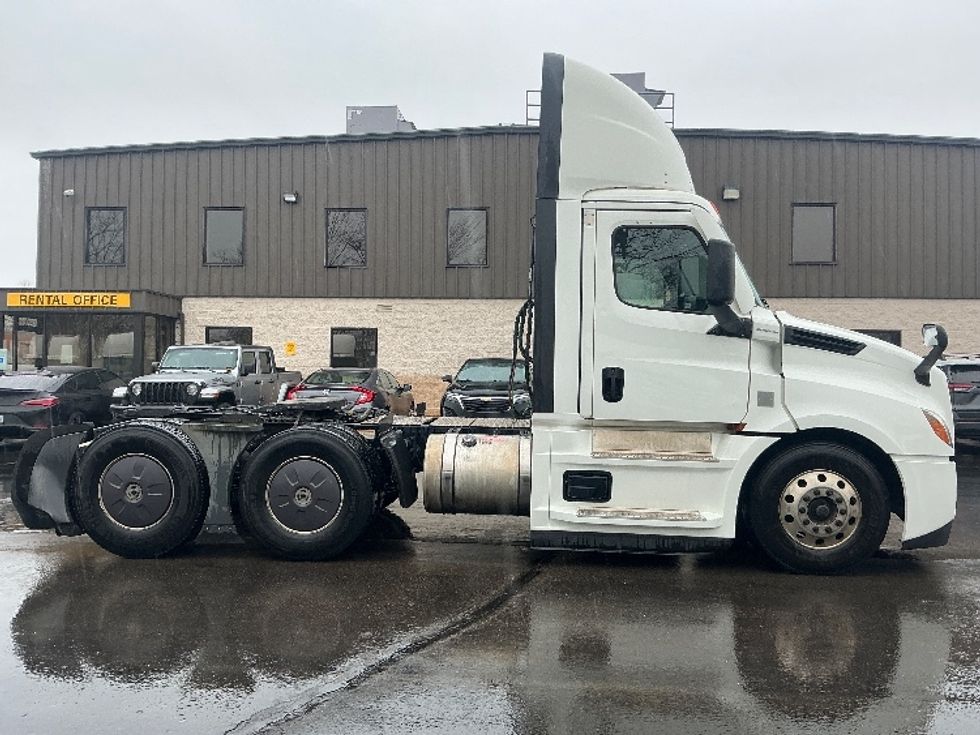Day Cab Tractor-Heavy Duty Tractors-Freightliner-2022-T12664ST-Dayton-OH-761,886\n\t\tmiles-$ 29,000 - Image 8