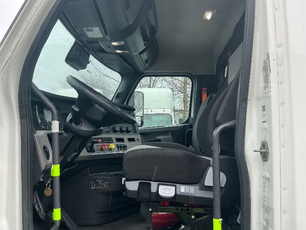 Day Cab Tractor-Heavy Duty Tractors-Freightliner-2022-T12664ST-Dayton-OH-761,886\n\t\tmiles-$ 29,000 - Image 9