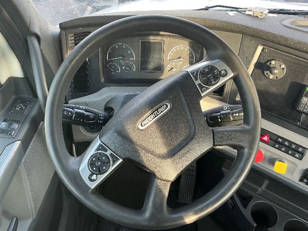 Day Cab Tractor-Heavy Duty Tractors-Freightliner-2022-T12664ST-Dayton-OH-803,732\n\t\tmiles-$ 29,000 - Image 11