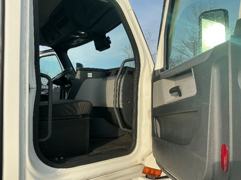 Day Cab Tractor-Heavy Duty Tractors-Freightliner-2022-T12664ST-Dayton-OH-803,732\n\t\tmiles-$ 29,000 - Image 12