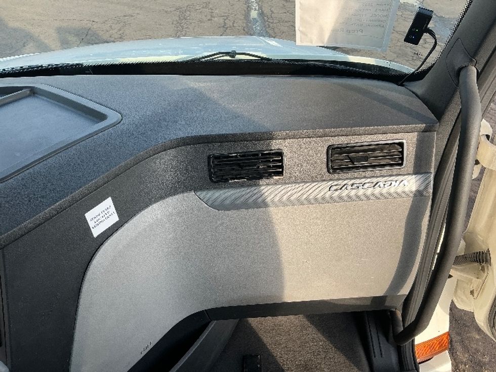 Day Cab Tractor-Heavy Duty Tractors-Freightliner-2022-T12664ST-Dayton-OH-803,732\n\t\tmiles-$ 29,000 - Image 13