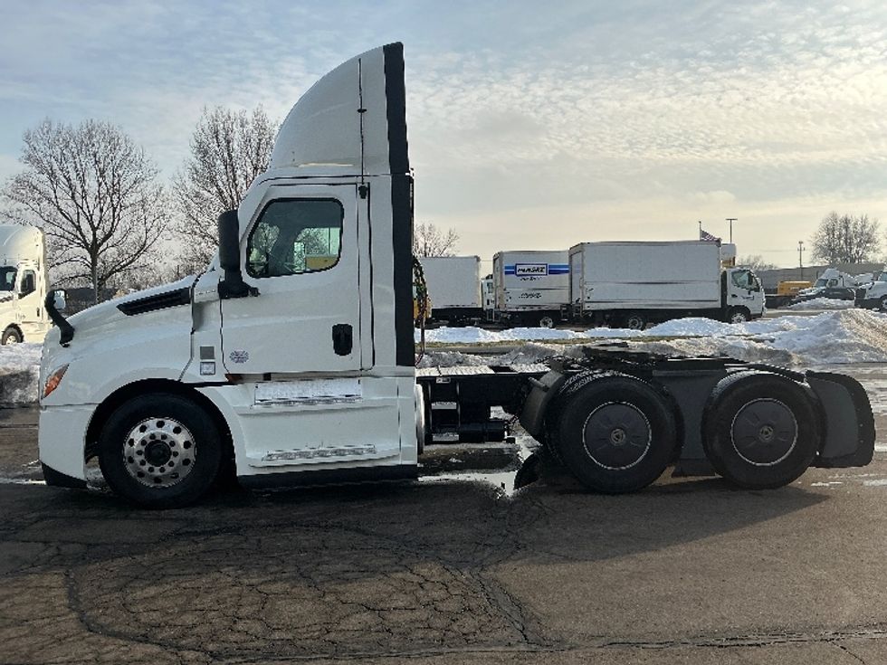 Day Cab Tractor-Heavy Duty Tractors-Freightliner-2022-T12664ST-Dayton-OH-803,732\n\t\tmiles-$ 29,000 - Image 4
