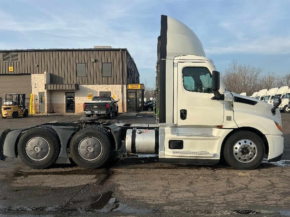 Day Cab Tractor-Heavy Duty Tractors-Freightliner-2022-T12664ST-Dayton-OH-803,732\n\t\tmiles-$ 29,000 - Image 8
