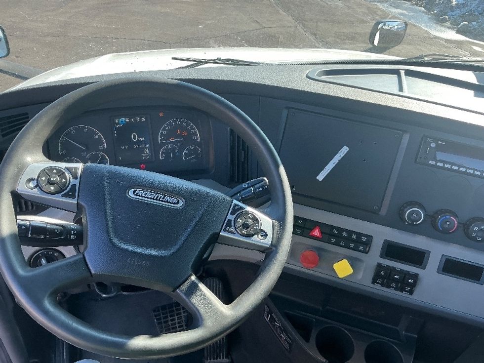 Day Cab Tractor-Heavy Duty Tractors-Freightliner-2022-T12664ST-Dayton-OH-805,857\n\t\tmiles-$ 29,000 - Image 11