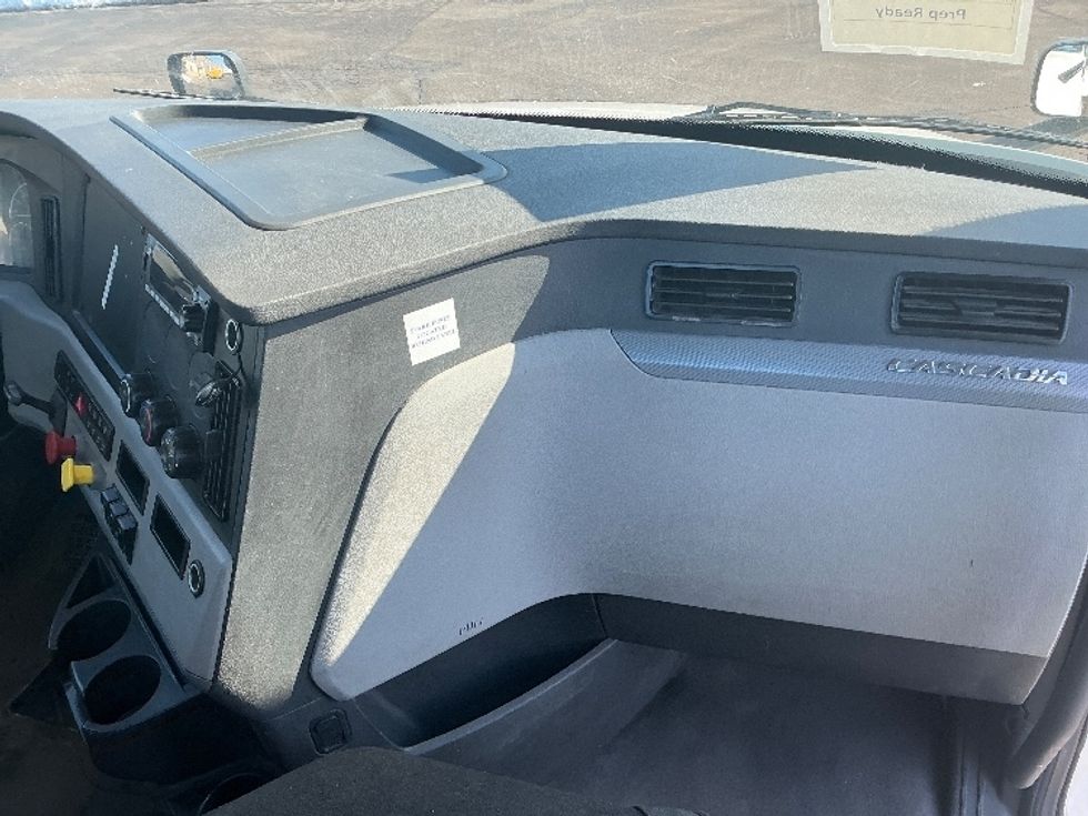 Day Cab Tractor-Heavy Duty Tractors-Freightliner-2022-T12664ST-Dayton-OH-805,857\n\t\tmiles-$ 29,000 - Image 13