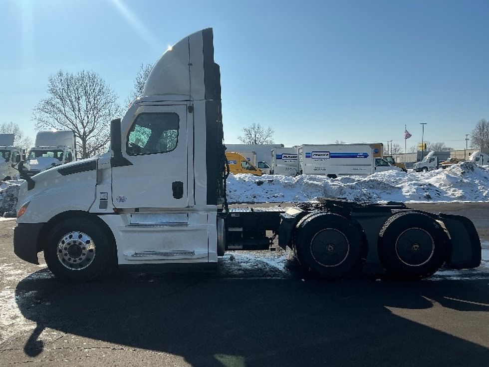 Day Cab Tractor-Heavy Duty Tractors-Freightliner-2022-T12664ST-Dayton-OH-805,857\n\t\tmiles-$ 29,000 - Image 4