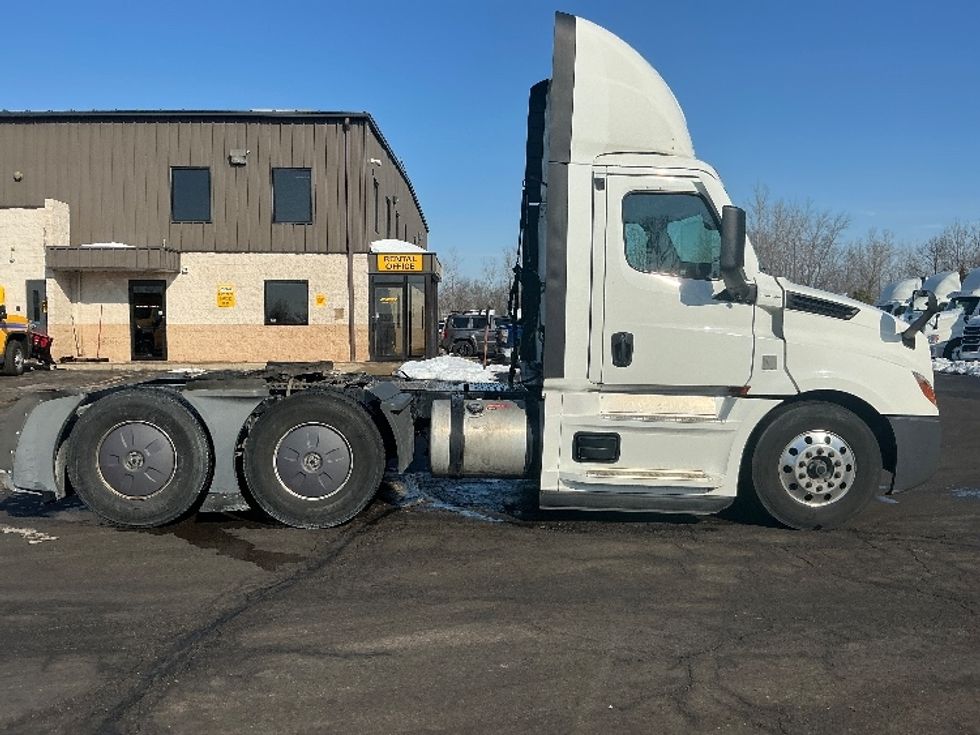 Day Cab Tractor-Heavy Duty Tractors-Freightliner-2022-T12664ST-Dayton-OH-805,857\n\t\tmiles-$ 29,000 - Image 8