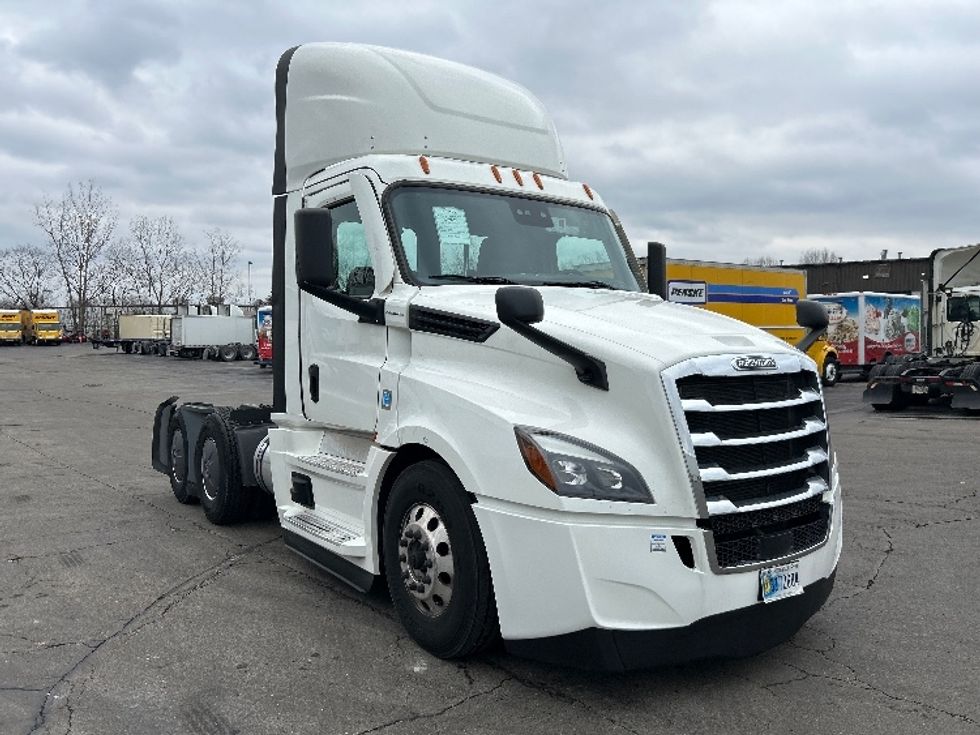 Day Cab Tractor-Heavy Duty Tractors-Freightliner-2022-T12664ST-Dayton-OH-813,676\n\t\tmiles-$ 29,000 - Image 1