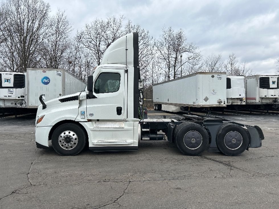 Day Cab Tractor-Heavy Duty Tractors-Freightliner-2022-T12664ST-Dayton-OH-813,676\n\t\tmiles-$ 29,000 - Image 4
